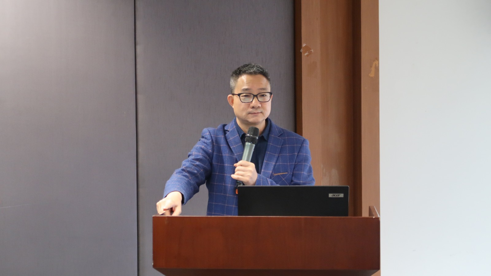 1680509393737386.jpg 金總講課.JPG